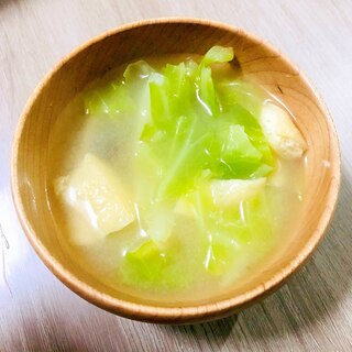 キャベツと豆腐と油揚げの味噌汁